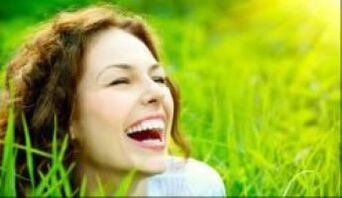 Mujer después del tratamiento contra los helmintos.