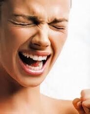 El nerviosismo de una mujer es síntoma de la presencia de parásitos.