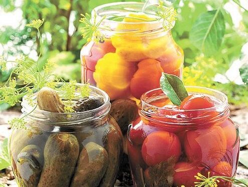 pepinos y tomates encurtidos para eliminar los parásitos
